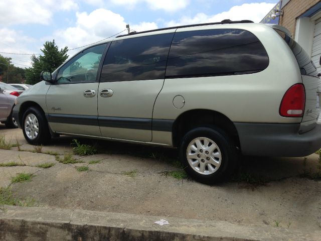 Plymouth Grand Voyager 1999 photo 3