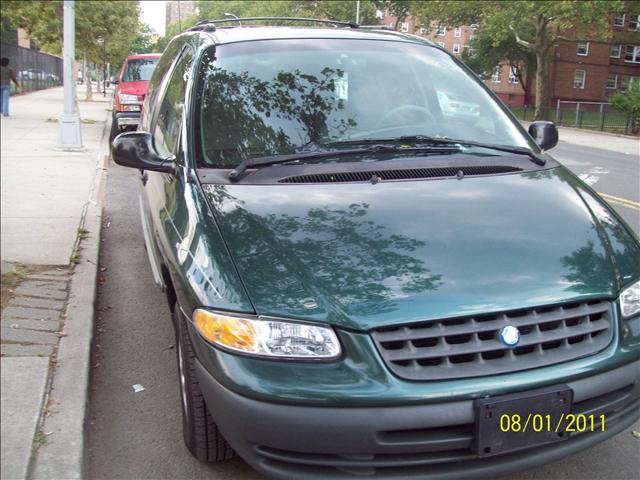 Plymouth Grand Voyager 1999 photo 2