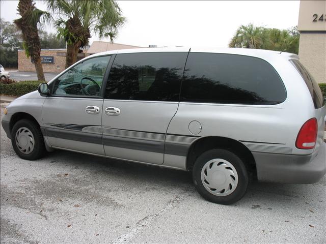 Plymouth Grand Voyager 2000 photo 1