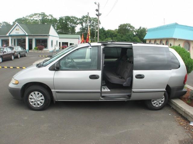 Plymouth Grand Voyager 2000 photo 3