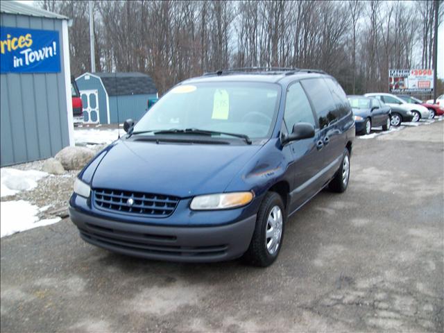 Plymouth Grand Voyager 2000 photo 1