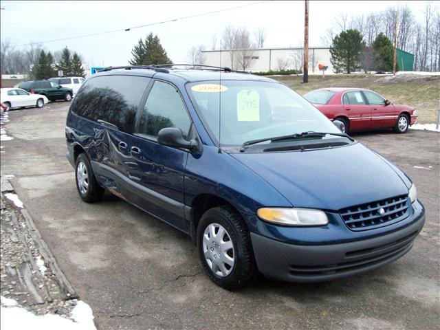 Plymouth Grand Voyager 2000 photo 2