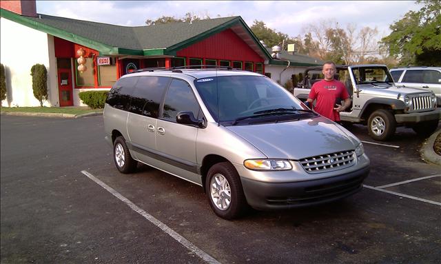 Plymouth Grand Voyager 2000 photo 0