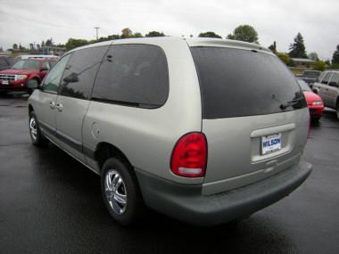 Plymouth Grand Voyager 2000 photo 1