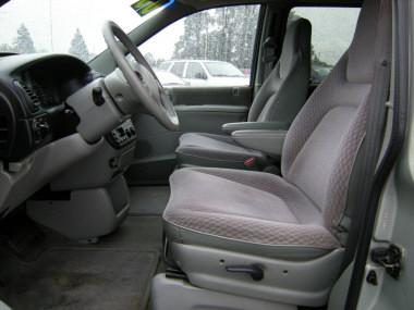 Plymouth Grand Voyager 2000 photo 3