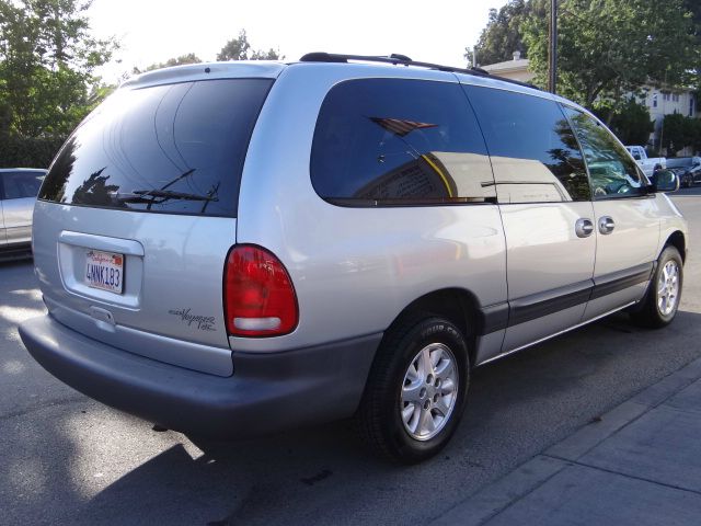 Plymouth Grand Voyager 2000 photo 2