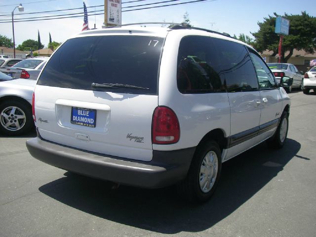 Plymouth Voyager 1999 photo 1