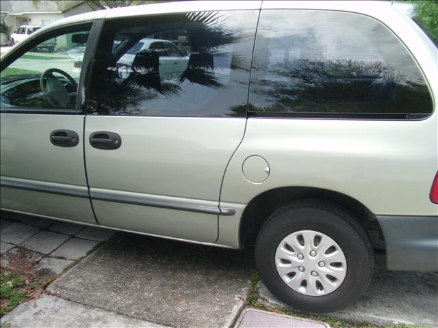 Plymouth Voyager 2000 photo 2