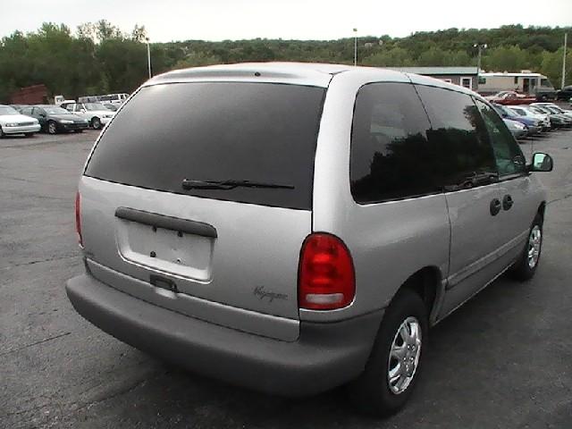 Plymouth Voyager 2000 photo 2