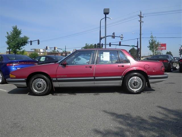 Pontiac Bonneville 1989 photo 1