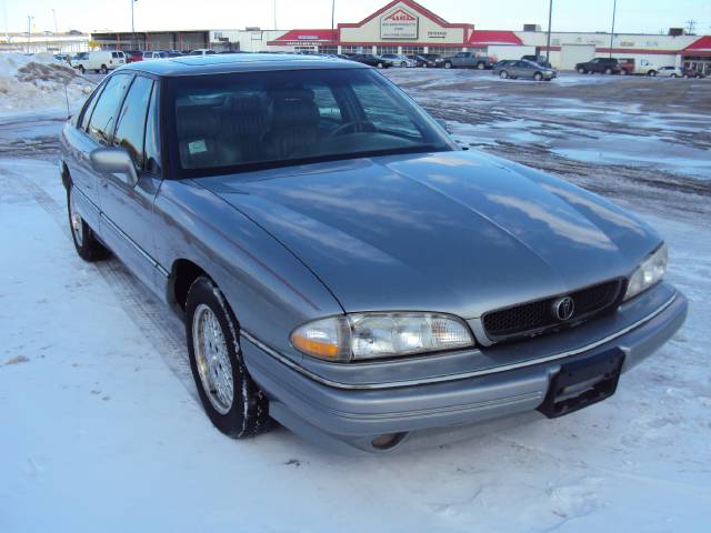 Pontiac Bonneville SE Sedan