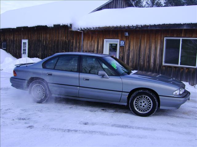 Pontiac Bonneville SE Sedan