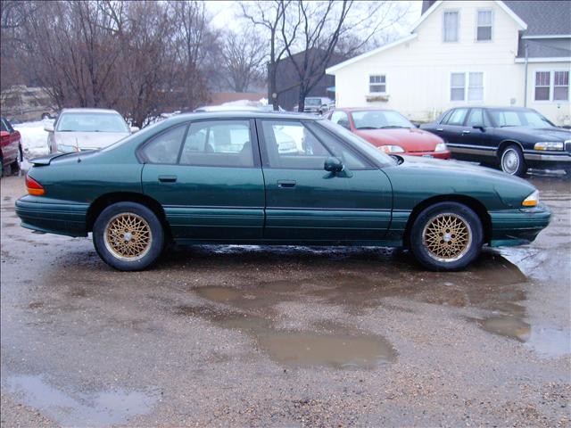 Pontiac Bonneville SE Sedan