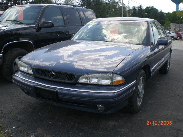 Pontiac Bonneville SE Sedan