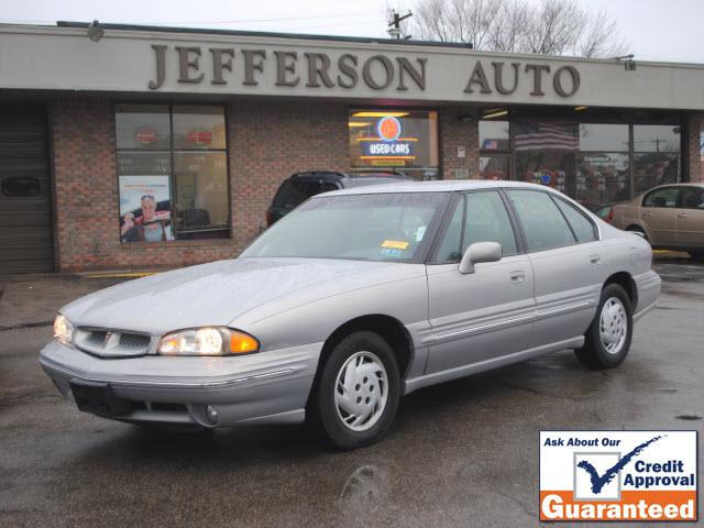 Pontiac Bonneville SE Sedan