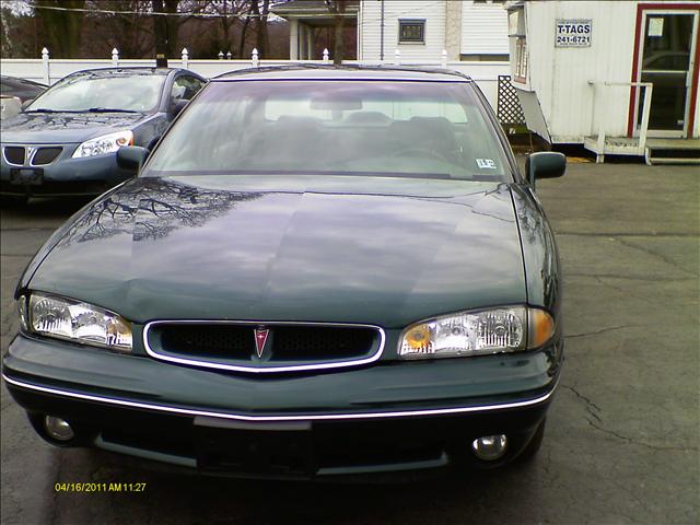 Pontiac Bonneville SE Sedan