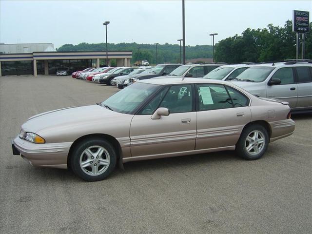 Pontiac Bonneville SE Sedan