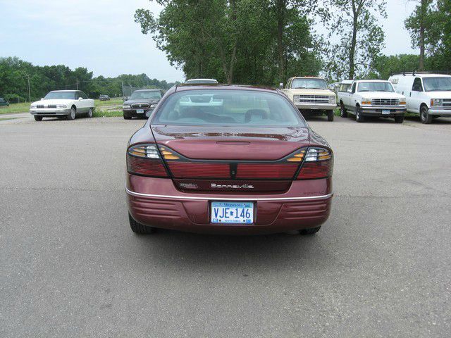 Pontiac Bonneville SE Sedan