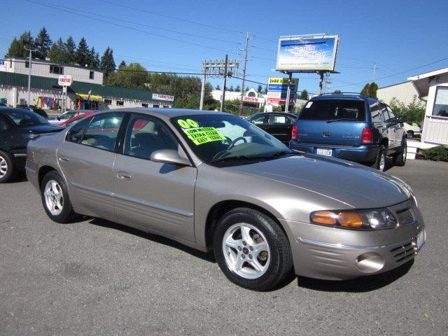 Pontiac Bonneville SE Sedan