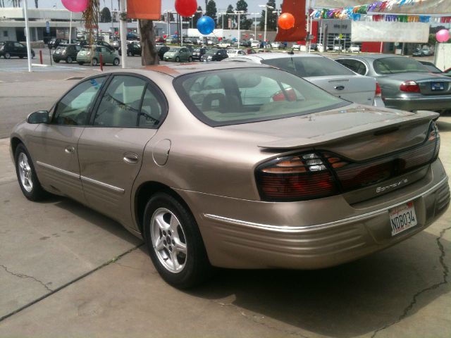 Pontiac Bonneville SE Sedan