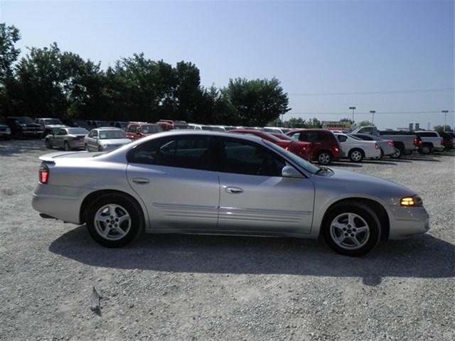 Pontiac Bonneville 2002 photo 2