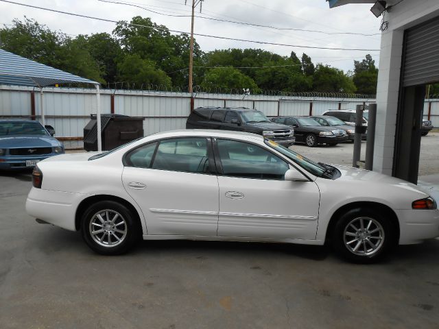 Pontiac Bonneville SE Sedan