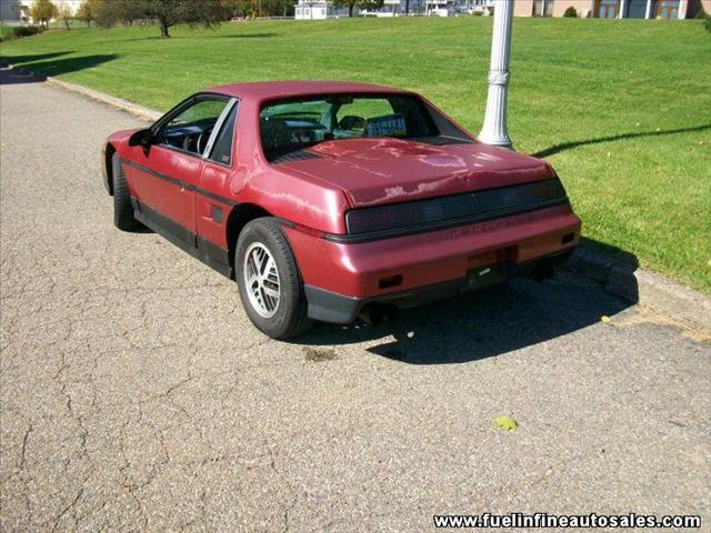 Pontiac Fiero 1987 photo 2