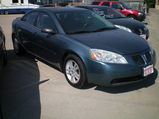 Pontiac G6 4WD Supercrew Styleside 5-1/2 Ft Box XLT Sedan