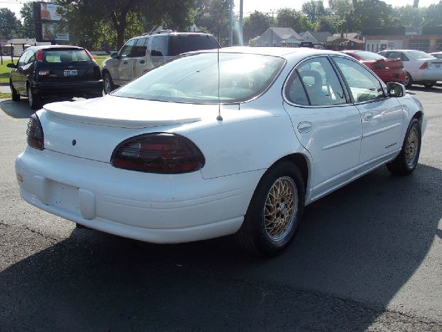 Pontiac Grand Prix Sport -5 Speed-stick-4x4 Sedan