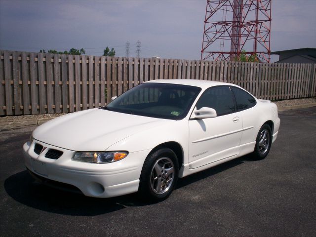 Pontiac Grand Prix 2002 photo 2