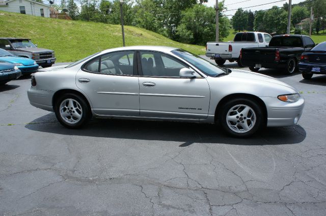 Pontiac Grand Prix SE Sedan