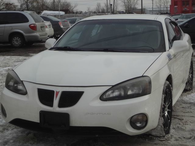 Pontiac Grand Prix 2004 photo 2