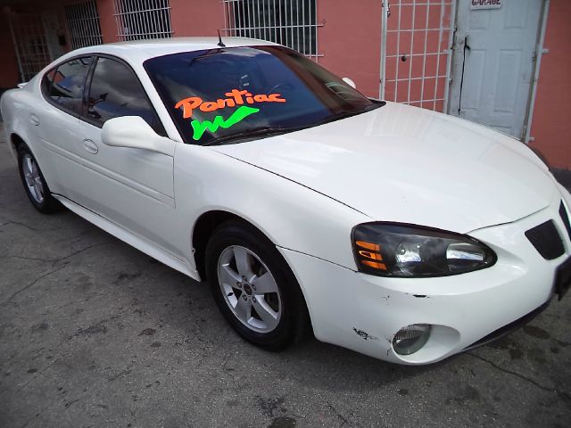 Pontiac Grand Prix 2005 photo 2