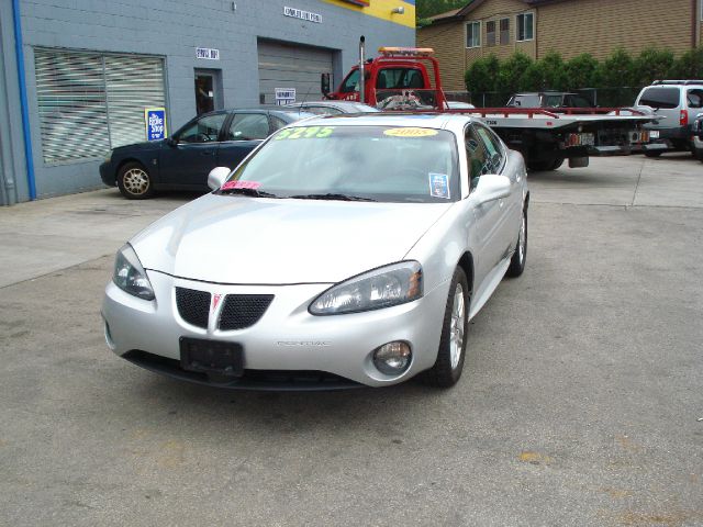 Pontiac Grand Prix 2005 photo 2