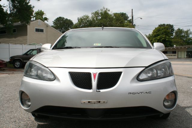 Pontiac Grand Prix 2005 photo 2