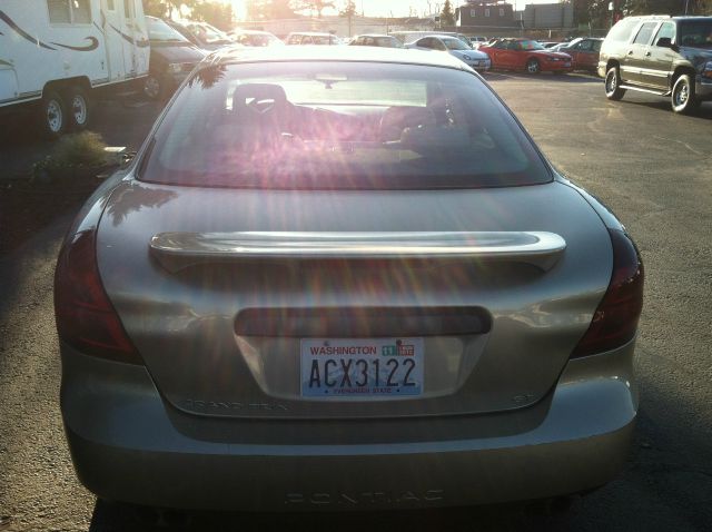 Pontiac Grand Prix 2005 photo 2