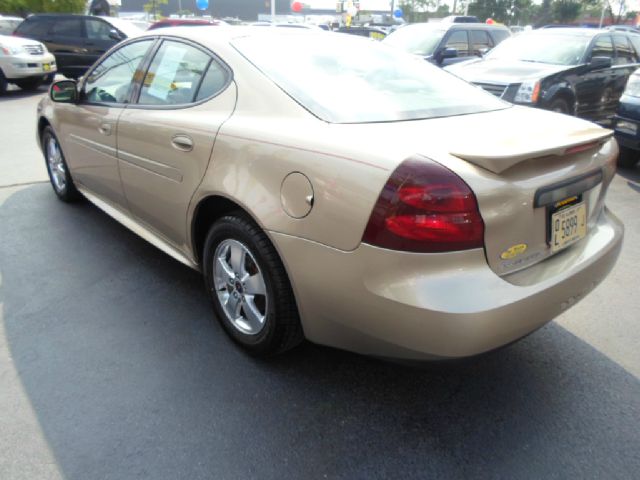 Pontiac Grand Prix 2005 photo 2