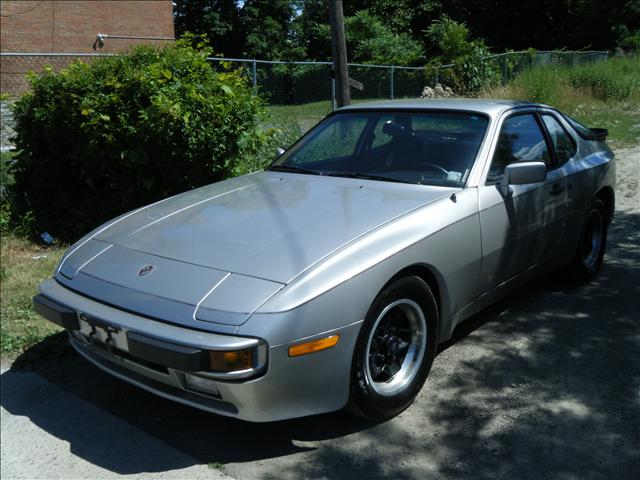 Porsche 944 1983 photo 1