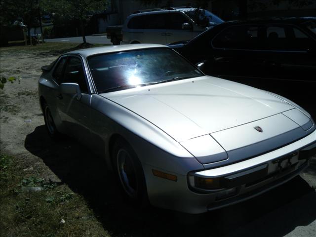 Porsche 944 1983 photo 2