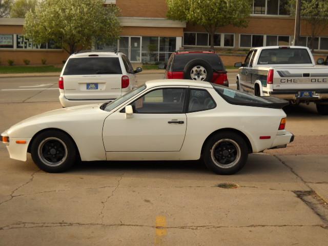 Porsche 944 1983 photo 1