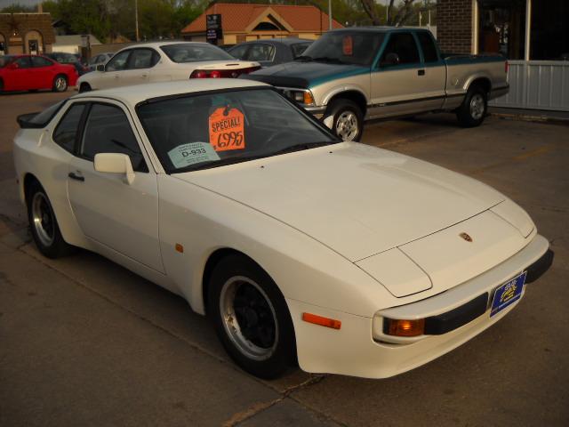 Porsche 944 1983 photo 2