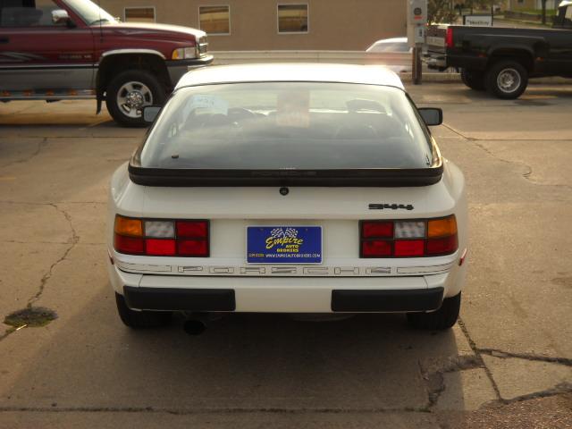 Porsche 944 1983 photo 4