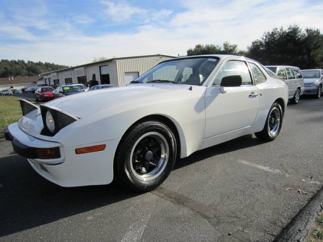 Porsche 944 1983 photo 1