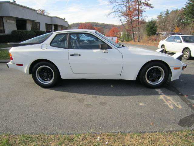 Porsche 944 1983 photo 4