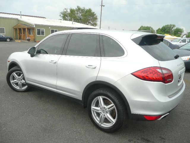 Porsche Cayenne 2011 photo 1