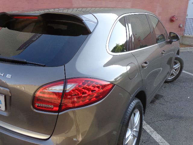 Porsche Cayenne 2011 photo 2