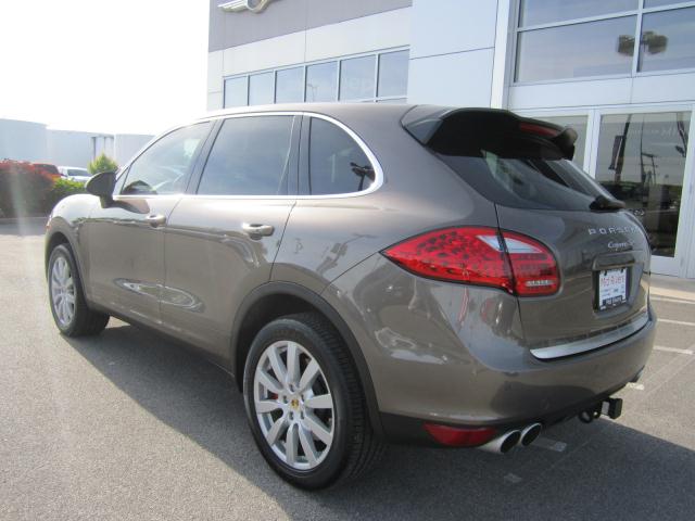 Porsche Cayenne 2011 photo 2