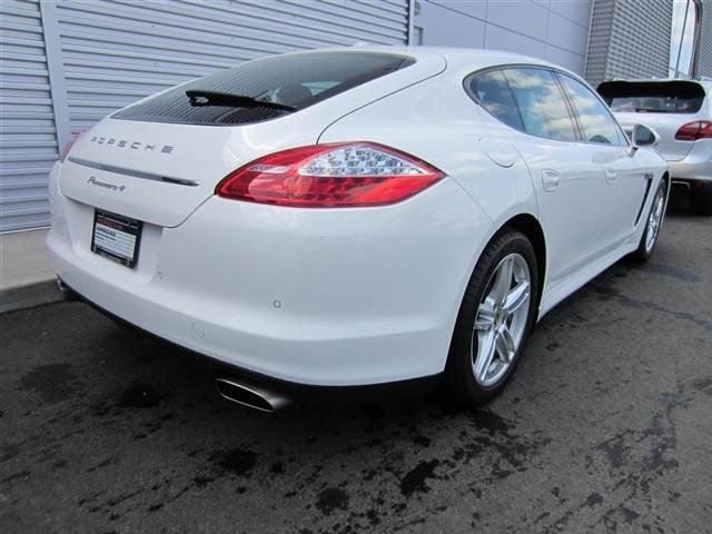 Porsche Panamera 2012 photo 2