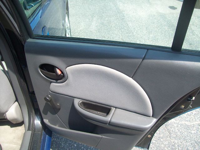 Saturn Ion 2005 photo 2