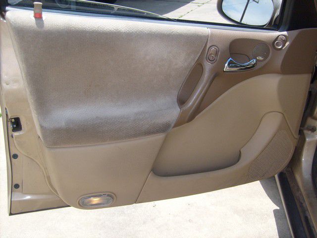 Saturn L Series 2001 photo 1